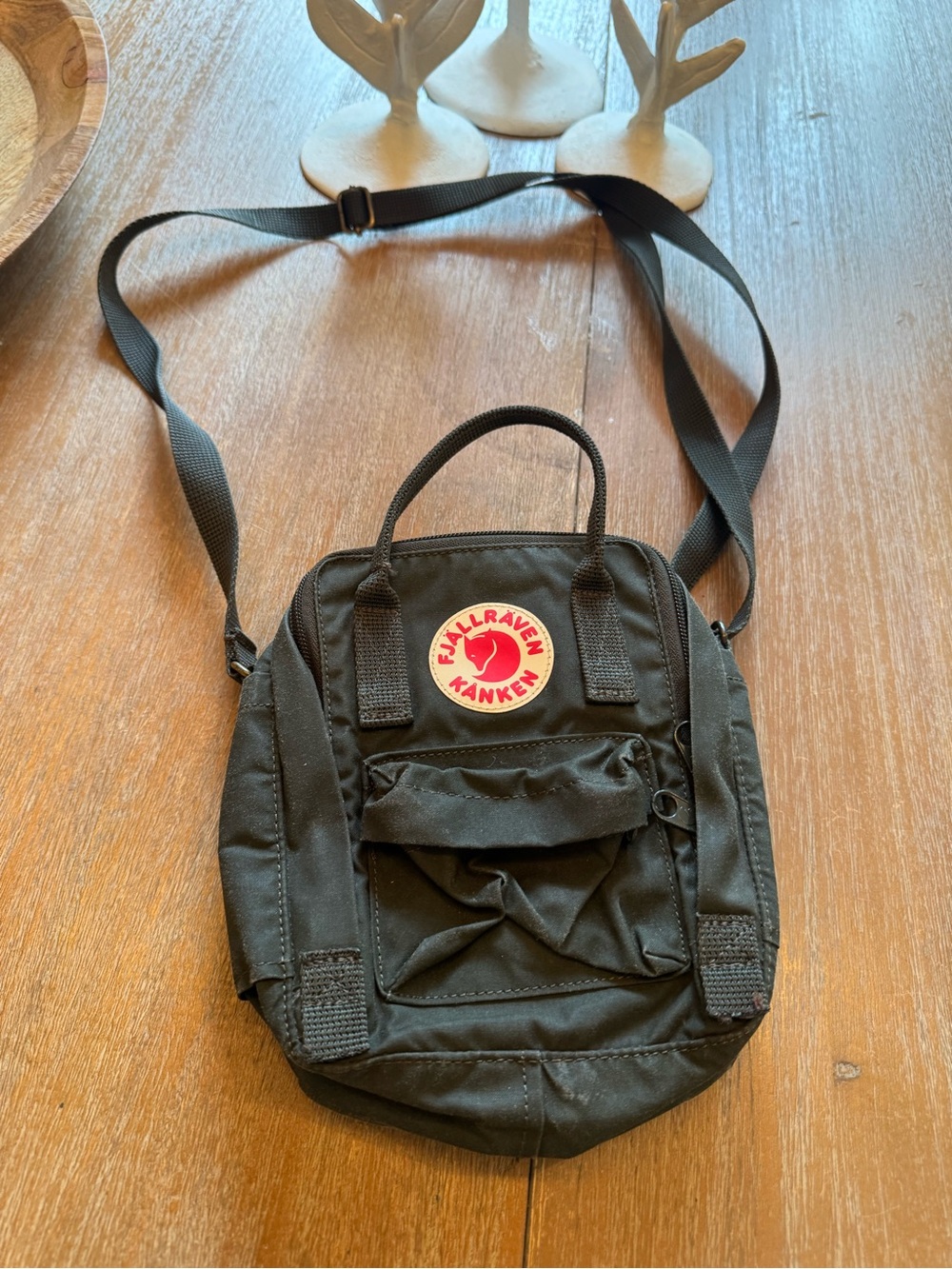 Fjallraven Kånken Mini Crossbody Bag - Dark green with Red Logo